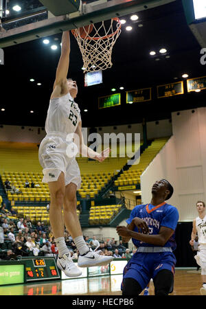 Williamsburg, VA, USA. 19th Dec, 2016. 20161219 - William and Mary guard JUSTIN PIERCE (23) dunks ahead of Savannah State guard DEXTER MCCLANAHAN (22) in the second half at Kaplan Arena in Williamsburg, Va. © Chuck Myers/ZUMA Wire/Alamy Live News Stock Photo