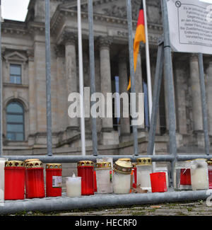 Berlin, Germany. 20th Dec, 2016. Candles placed outside the Reichstag in Berlin, Germany, 20 December 2016. According to police, at least 12 people have been reportedly killed and at least 48 injured when a lorry rammed into a local Christmas market in the evening of 19 December 2016. German police suspect the incident may have been a deliberate attack. Photo: Paul Zinken/dpa/Alamy Live News Stock Photo