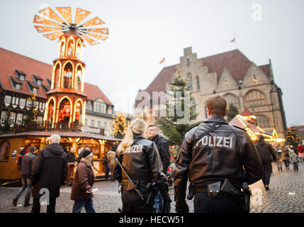 Hildesheim, Germany. 20th Dec, 2016. Heavily armed police officers on patrol at a Christmas market in Hildesheim, Germany, 20 December 2016. Police forces across the country have stepped up security measures in the wake of a suspected terrorist attack on a Christmas market in Berlin on Monday evening (19.12.16). Photo: Julian Stratenschulte/dpa/Alamy Live News Stock Photo