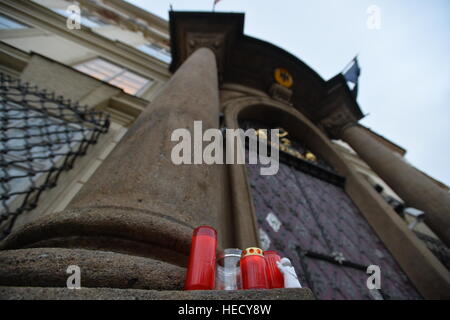 Prague, Czech Republic. 20th Dec, 2016. A place of commemoration was created spontaneously outside the German embassy during the night where people can lay candles and flowers to pay tribute to the victims of the attack in Berlin last night and the embassy will display books of condolences there, its press department said today in Prague, Czech Republic, December 20, 2016. © Katerina Sulova/CTK Photo/Alamy Live News Stock Photo