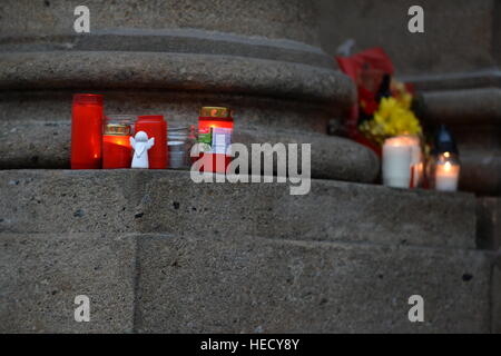 Prague, Czech Republic. 20th Dec, 2016. A place of commemoration was created spontaneously outside the German embassy during the night where people can lay candles and flowers to pay tribute to the victims of the attack in Berlin last night and the embassy will display books of condolences there, its press department said today in Prague, Czech Republic, December 20, 2016. © Katerina Sulova/CTK Photo/Alamy Live News Stock Photo