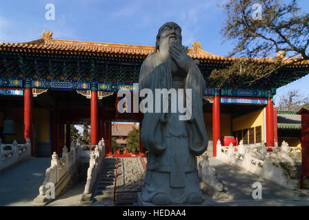Peking: Confucius temple; Confucius statue in front of the Gate of Great Success, Beijing, China Stock Photo