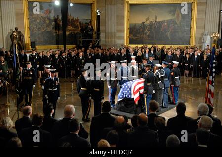 U.S. Armed Forces Honor Guard officers stand at attention after placing the casket of former President Gerald Ford in the U.S. Capitol Rotunda December 30, 2006 in Washington, DC. Stock Photo