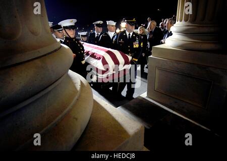 U.S. Armed Forces Honor Guard officers carry the casket of former U.S. President Gerald Ford up the East Steps to the U.S. House of Representatives at the U.S. Capitol December 30, 2006 in Washington, DC. Stock Photo