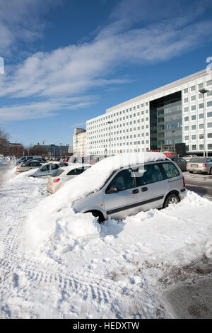 car buried in snow at a parking lot Stock Photo - Alamy