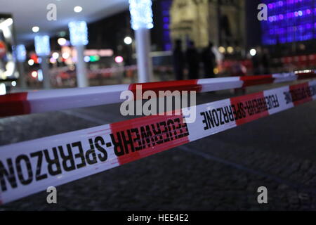 Berlin, Germany. 19th Dec, 2016. A truck drove in the evening to the Berlin Christmas market at Breitscheidplatz in Berlin-Charlottenburg. There are several dead and dozens injured. © Simone Kuhlmey/Pacific Press/Alamy Live News Stock Photo