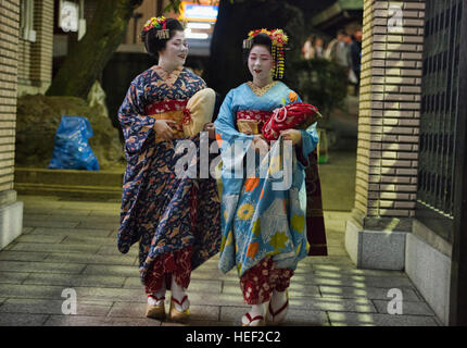 Two maiko walking, Gion, Kyoto, Japan Stock Photo