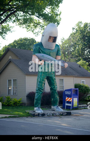 The Gemini Giant (Muffler Man) outside The Launching Pad on Route 66, Wilmington, Illinois, USA. Stock Photo