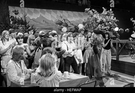 Stimmung, Stars und gute Laune, Unterhaltungsshow, Deutschland 1982, Regie: Ekkehard Böhmer, Mitwirkende: Frank Zander und seine singenden Hamster Fritzchen und Mäxchen Stock Photo