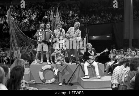 Stimmung, Stars und gute Laune, Unterhaltungsshow, Deutschland 1982, Regie: Ekkehard Böhmer, Mitwirkende: Peter Petrel und die Gebrüder Blattschuss Stock Photo