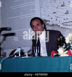 Der amerikanische Sänger, Schauspieler und Entertainer Harry Belafonte bei einer Pressekonferenz, Deutschland 1970er Jahre. American singer, actor and entertainer Harry Belafonte at a press conference, Germany 1970s. Stock Photo