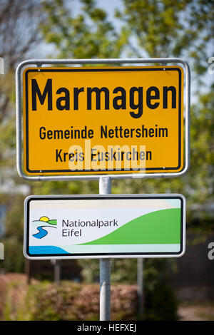 Deutschland, Nordrhein-Westfalen, Kreis Euskirchen, Gemeinde Nettersheim, Marmagen, Ortschild und Schild Nationalpark Eifel Stock Photo
