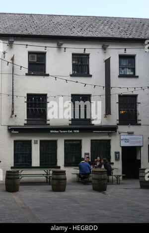 Whites Tavern in Winecellar Entry, Belfast. A 17th century tavern - it claims to be the oldest tavern in Belfast. Stock Photo