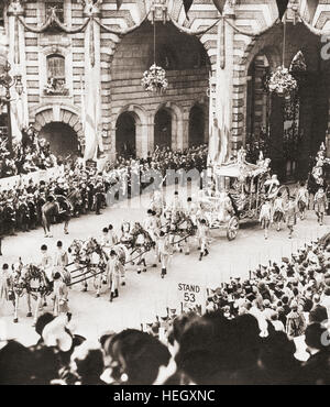 The coronation coach of King George VI and Queen Elizabeth passing through Admiralty Arch, London, England on the day of their coronation in 1936. George VI, 1895 – 1952.  King of the United Kingdom and the Dominions of the British Commonwealth. Queen Elizabeth.  Elizabeth Angela Marguerite Bowes-Lyon, 1900 –2002. Stock Photo