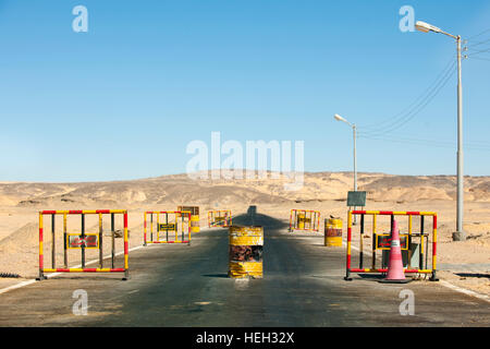 Aegypten, Polizeistation an Landstrasse durch die libysche Wüste bei Kharga Stock Photo