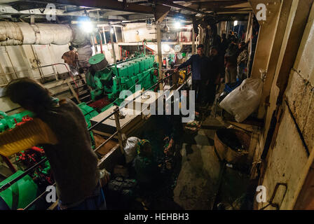 : Paddle-wheel ship of type 'Rocket'; 3rd class passengers with sleeping places in the engine room, Barisal Division, Bangladesh Stock Photo
