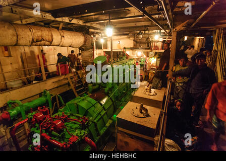 : Paddle-wheel ship of type 'Rocket'; 3rd class passengers with sleeping places in the engine room, Barisal Division, Bangladesh Stock Photo