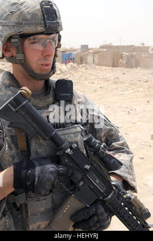 U.s. Army 1st Lt. Pete Van Hooser From Virginia Beach, Va.,assigned To 