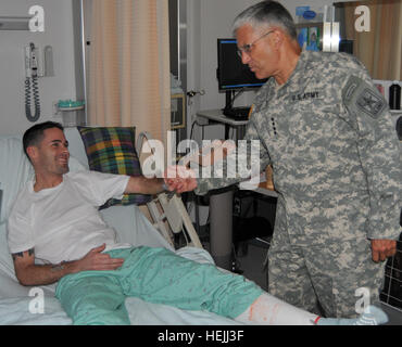 US Army 51632 Petty Officer 2nd Class Christian L. Dullock-Binoche meets Chief of Staff of the Army Gen. George W. Casey Jr Stock Photo