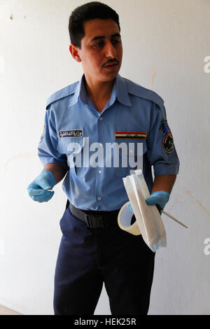 Iraqi police officers from Basra Criminal Evidence Division train with ...