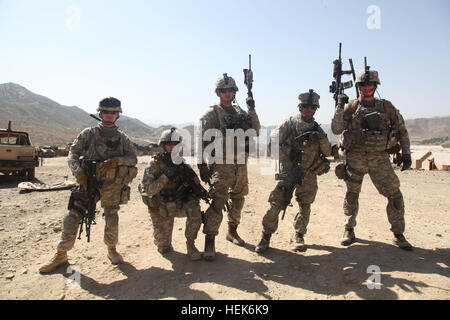 Soldiers with the Military Police Platoon, Headquarters and ...