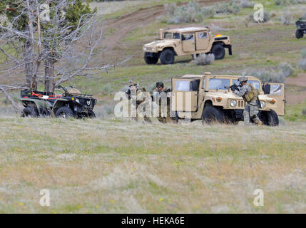 Airmen from the Oregon Air National Guard’s 125th Special Tactics Squadron and U.S. Army Special Forces Soldiers approach a vehicle to search it for weapons and evidence, during joint training near Antelope, Ore., May 17. (U.S. Army photo by Sgt. Eric A. Rutherford, 115th Mobile Public Affairs Detachment, Oregon Army National Guard.) 125th STS and Army SF training Stock Photo