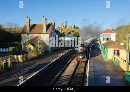 Corfe Castle, Dorset, UK.  22th December 2016.  The Swanage Railway Santa Special passing through Corfe Castle Station on a beautiful clear sunny morning.   Photo by Graham Hunt/Alamy Live News Stock Photo