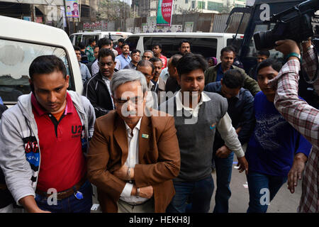 Dhaka, Bangladesh. 22nd Dec, 2016. Bangladesh police escort seven officials of Biman Bangladesh Airlines towards the Metropolitan Magistrate court as suspects in a case filed over emergency landing of a Biman flight carrying Prime Minister Sheikh Hasina to Budapest on November 27 in Dhaka. Bangladesh. On December 22, 2016 A Dhaka court placed seven officials of Biman Bangladesh Airlines on seven-day remand each in connection with the case filed over technical glitch of Prime Minister Sheikh Hasina's flight. Credit: Mamunur Rashid/Alamy Live News Stock Photo