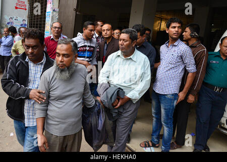 Dhaka, Bangladesh. 22nd Dec, 2016. Bangladesh police escort seven officials of Biman Bangladesh Airlines towards the Metropolitan Magistrate court as suspects in a case filed over emergency landing of a Biman flight carrying Prime Minister Sheikh Hasina to Budapest on November 27 in Dhaka. Bangladesh. On December 22, 2016 A Dhaka court placed seven officials of Biman Bangladesh Airlines on seven-day remand each in connection with the case filed over technical glitch of Prime Minister Sheikh Hasina's flight. Credit: Mamunur Rashid/Alamy Live News Stock Photo