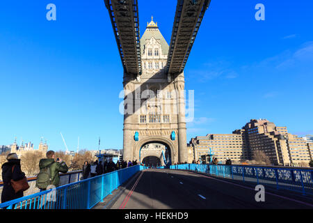 Tower Bridge, London, UK. 22nd Dec, 2016. The empty bridge as tourists await the reopening. Tower Bridge, the 122-year old iconic landmark on the River Thames, reopens to traffic following a 3 month closure for essential maintenance work to its Grade I listed structure. Credit: Imageplotter News and Sports/Alamy Live News Stock Photo