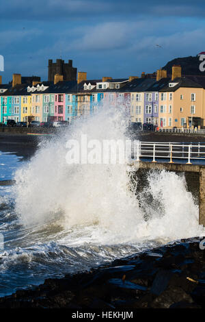 Aberystwyth, Wales, UK. 22 December 2016. UK Weather. As Storm Barbara, the second named storm of the season, gains strength and drives north to Scotland, the edge of the system clips Aberystwyth on the west Wales coast and, combined with the high tide, drives huge waves to batter the seafront and harbour wall on at this small town on the Cardigan Bay coast of the Irish Sea UK photo © Keith Morris/Alamy Live News Stock Photo