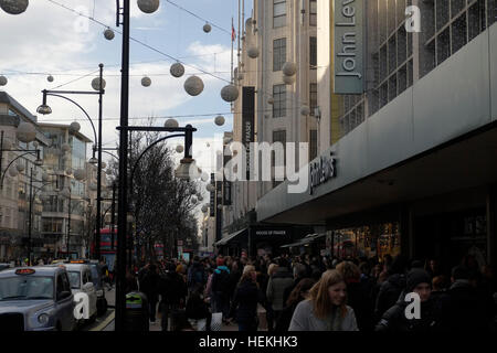 London, UK. 22nd December 2016. Three days to go until Christmas day,shoppers were out in force to grab a last minute bargain. © claire doherty/Alamy Live News Stock Photo