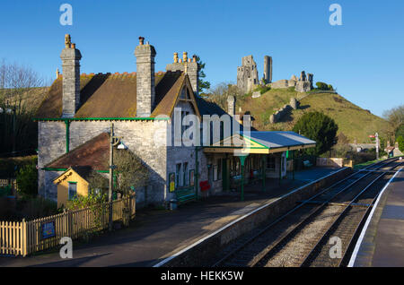 Corfe Castle, Dorset, UK.  22nd December 2016.  UK Weather.  Corfe Castle station in Dorset on the restored Swanage Railway basking under clear sunny blue skies.  The footbridge across the tracks is a perfect vantage point to view the ruins of the castle which give the village its name.  Picture: Graham Hunt/Alamy Live News Stock Photo