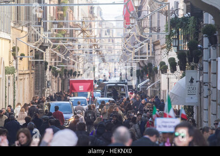 Rome Italy, 23rd December 2016. Christmas Shoppers fill Via Condotti one of the fashionable streets in Rome on the penultimate day of Christmas Credit: amer ghazzal/Alamy Live News Stock Photo