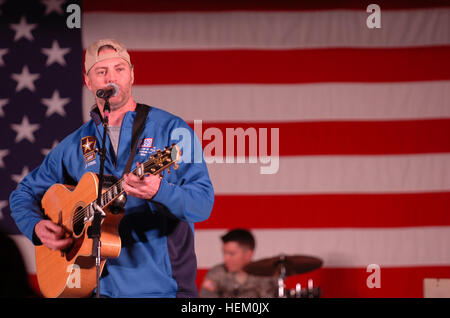 CAMP ARIFJAN, Kuwait – Country music star Darryl Worley performs on camp Thursday in front of more than 2,000 elated servicemembers during the USO Sergeant Major of the Army’s 2006 Hope and Freedom Tour. Worley is touring with country music singers Mark Wills, Keni Thomas, hip-hop artists The Washington Projects, comedian Al Franken, sports commentator Leeann Tweeden and members of the Dallas Cowboy Cheerleaders. Camp Arifjan was the first show for the tour which will travel to Iraq next. Lt Gen R. Steven Whitcomb, Third Army/U.S. Army Central commander welcomed the tour to Kuwait and stressed Stock Photo