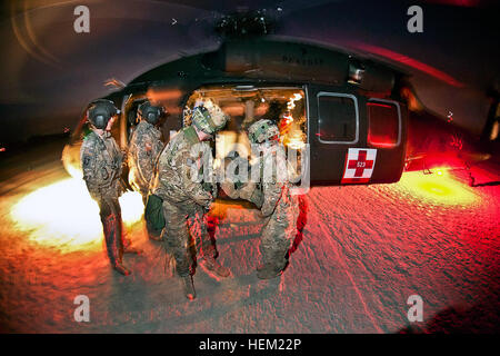 Medics with the 82nd Airborne Division’s 1st Brigade Combat Team retrieve notionally-wounded paratroopers from a Black Hawk medevac helicopter operated by the 101st Airborne Division’s 159th Brigade Jan. 23, 2012, at the Joint Readiness Training Center, Fort Polk, La.  Soldiers are only allowed to approach an operating helicopter in the company of a crew chief.  (U.S. Army photo by Sgt. Michael J. MacLeod) Flickr - The U.S. Army - Medic training Stock Photo