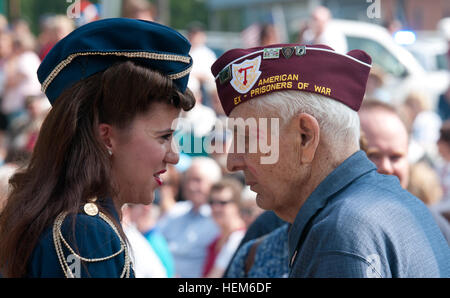 MERCER, Pa. - Mandi Ridgedell, a member of the Victory Belles, thanks Mike Gagich, a World War II veteran and prisoner of war, for his service outside the court house here during the Mercer Memorial 500 celebration. The Victory Belles, based out of the World War II Museum in New Orleans, perform at events around the country for veterans and active duty service members. The Mercer Memorial Day 500 encourages participation in honoring members of the military who are currently serving, have served and have given their lives. Pennsylvania town celebrates Memorial Day 120528-A-JH560-077 Stock Photo