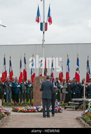 Secretary of the Army John McHugh, prepares to lay a wreath at a Medal of Honor memorial in Carentan, France, June 4.Task Force 68, which is made up of paratroopers from U.S., Germany, France, Holland, and United Kingdom, marched down the streets of Carentan, France after a memorial ceremony honoring the soldiers of D-Day. Task Force 68 is in Normandy, France to commemorate the 68th annivesary of D-Day. USACAPOC(A) remembers D-Day 120603-A-GI910-554 Stock Photo