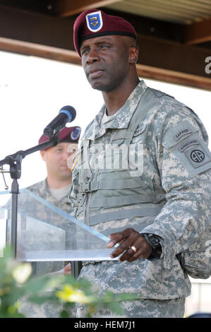 Command Sgt. Maj. Butler Kendrick, incoming command sergeant major of 2nd Brigade Combat Team, 82nd Airborne Division, speaks to family, friends, and peers at his change of responsibility ceremony on June 28, 2012. During the ceremony, Kendrick accepted responsibility of the Brigade to Command Sgt. Maj. Timothy Guden.(U.S. Army photo by Sgt. Kissta DiGregorio, 2/82 PAO NCOIC) U.S. Army Command Sgt. Maj. Butler Kendrick, incoming command sergeant major of the 2nd Brigade Combat Team, 82nd Airborne Division, gives remarks at his change of responsibility ceremony at Fort Bragg, N.C 120627-A-FO214 Stock Photo