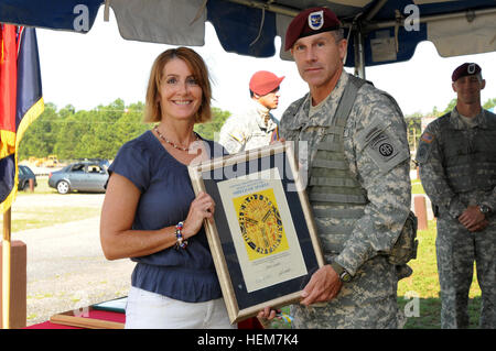 Anne Guden (left), wife of Command Sgt. Maj. Timothy Guden, receives the Shield of Sparta award for faithful and significant service to the infantry from 2nd Brigade Combat Team, 82nd Airborne Division, commander, Col. Timothy McAteer, prior to Command Sgt. Maj. Guden’s change of responsibility ceremony on June 28, 2012. During the ceremony, Guden relinquished responsibility of 2BCT to Command Sgt. Maj. Butler Kendrick.(U.S. Army photo by Sgt. Kissta DiGregorio, 2/82 PAO NCOIC) U.S. Army Col. Timothy McAteer, foreground right, commander of the 2nd Brigade Combat Team (BCT), 82nd Airborne Divis Stock Photo