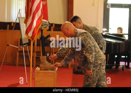 The command team of the 3rd Brigade Combat Team, 1st Infantry Division, Col. William Ostlund and Command Sgt. Major Bradley Meyers, honor the memory of Sgt. Aaron Scales, a Soldier who died unexpectedly Jun. 13 while conducting physical training during the basic phase of his Officer Candidate School training at Fort Benning, Ga.   Scales, a Fire Direction Specialist assigned to Headquarters, Headquarters Battery, 1st Battalion, 6th Field Artillery Regiment prior to becoming an officer candidate, collapsed near the finish of a five-mile run. Memorial held for distinguished Fort Knox Soldier, Of Stock Photo