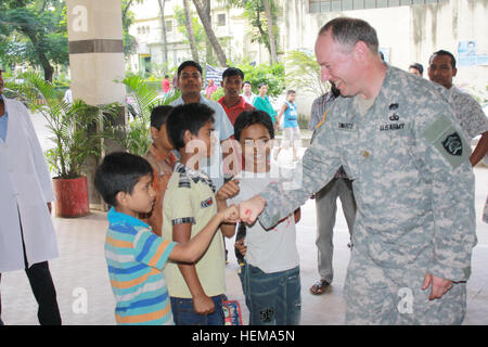 Maj. Michael Swartz, Orthopedic Physician Assistant, Oregon Army National Guard, says goodbye to some local children after a tour of Mitford Hospital during the third annual Pacific Resilience Disaster Response Exercise and Exchange 2012 held by the U.S. Army Pacific and Bangladesh Armed Forces Division that was held in Dhaka, Bangladesh from Sept. 17-20. The exercise tested the capabilities of disaster response organizations and personnel in the event of a catastrophic earthquake event. More than 180 personnel representing more than 70 organizations participated in a two-day table top exercis Stock Photo
