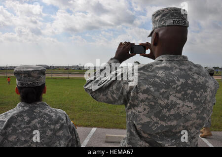 Soldiers with the 75th Training Command look on as the Space Shuttle Endeavour is ferried and landed in Houston, Wednesday, Sept. 19, 2012. The retired spacecraft made a brief stop at the city's Ellington International Airport before being flown to Los Angeles, where it will be permanently displayed at a museum complex there. The 75th is headquartered at the adjacent Ellington Field Joint Reserve Base, and is the senior military headquarters in Houston. Army Reserve soldiers salute visiting shuttle 120919-A-YQ539-123 Stock Photo