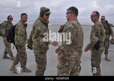 Commander of the International Security Assistance Force meets with ...