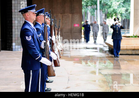 U.S. Airmen pay tribute to fallen heroes during the 21 Gun Salute during the Hawaiian Medal of Honor Ceremony at the State Building in Honolulu, March 27, 2013. As of Dec. 31, 2012, Hawaii has lost 327 Service members with Hawaiian ties who gave their lives in support of Operation Iraqi Freedom and Operation Enduring Freedom. (U.S. Army photo by Sgt. Daniel Schroeder/Released) Honoring the fallen 130327-A-UG106-304 Stock Photo