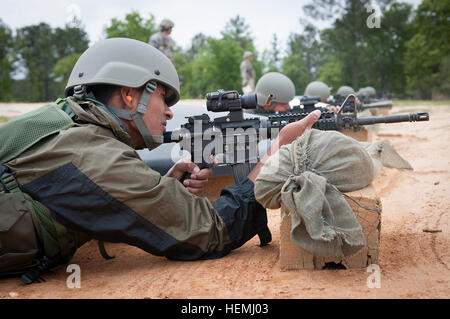 RFN Lokendra Budhathoki, an Indian Army infantryman with the 99th Mountain Brigade, sights in an M4 carbine while familiarizing himself on the American weapon May 4, 2013, at Fort Bragg, N.C.  He and fellow soldiers were attending Yudh Abhyas, an annual training exercise between the armies of the United States and India sponsored by U.S. Army Pacific.  (U.S. Army photo by Sgt. Michael J. MacLeod) RFN Lokendra Budhathoki sights in an M4 carbine while familiarizing himself on the American weapon Stock Photo