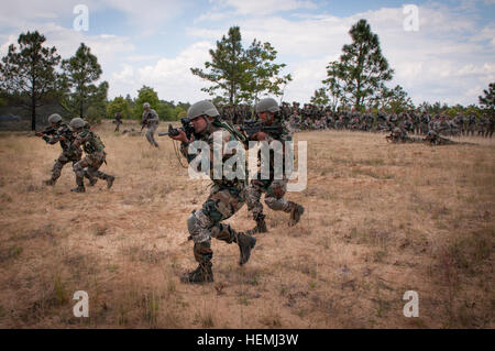 Indian Army soldiers with the 99th Mountain Brigade’s 2nd Battalion, 5th Gurkha Rifles, execute an ambush for paratroopers with the U.S. Army’s 1st Brigade Combat Team, 82nd Airborne Division, May 7, 2013, at Fort Bragg, N.C.  The soldiers are participating in Yudh Abhyas, an annual bilateral training event between the armies of the United States and India sponsored by U.S. Army Pacific.  (U.S. Army photo by Sgt. Michael J. MacLeod) Yudh Abhyas 2013, 2nd Batallion, 5th Gurkha Rifles Stock Photo