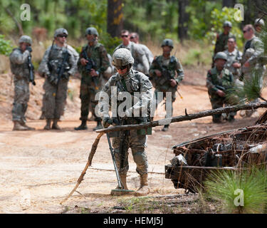 A U.S. Soldier, center, a combat engineer with the 1st Brigade Combat Team, 82nd Airborne Division demonstrates how U.S. Soldiers search for explosive devices during a bilateral training exercise with members of the Indian Army assigned to the 99th Mountain Brigade during Exercise Yudh Abhyas at Fort Bragg, N.C., May 8, 2013. The Soldiers participated in Yudh Abhyas, an annual bilateral training exercise between the Indian Army and U.S. Army Pacific.  (U.S. Army photo by Sgt. Michael J. MacLeod/Released) Indian soldiers, US paratroopers compare patrolling tactics 130508-A-DK678-004 Stock Photo