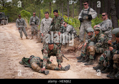 U.S. Soldiers with the 82nd Airborne Division's 1st Brigade Combat Team look on as counterparts assigned to the Indian Army's 99th Mountain Brigade demonstrate techniques for handling enemy prisoners of war during field training May 8, 2013 at Fort Bragg, N.C. The activity was part of exercise Yudh Abhyas, an annual Indian Army and U.S. Army Pacific training event hosted in 2013 by the 18th Airborne Corps.  (U.S. Army photo by Sgt. Michael J. MacLeod/Released) Indian soldiers, US paratroopers compare patrolling tactics 130508-A-DK678-019 Stock Photo