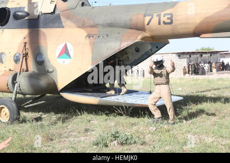 Afghan National Army soldiers load onto the back of a Mi-17 outside of Hesarak, Nangarhar province, Afghanistan, May 14, 2013.   Afghan Air Force Mi-17s are used to transport Afghan soldiers back to Forward Operating Base Connolly. (U.S. Army photo by Spc. Vang Seng Thao/Not Released) Operation Tennessee Airport Plaza 130516-A-WI517-225 Stock Photo